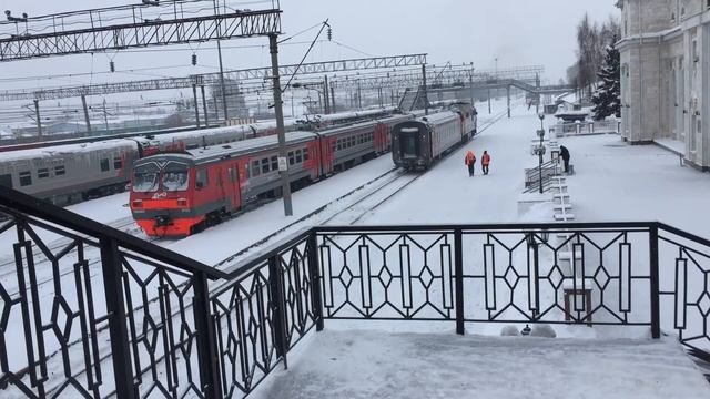 Надымил! Тепловоз ТЭП70-0304 с пригородным поездом Ижевск-Сайгатка. смотреть онлайн