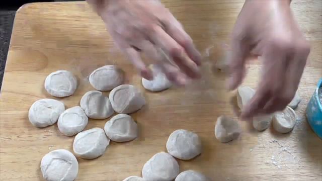 Rolling out dumpling wrappers смотреть онлайн