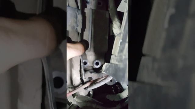 замена подушки двигателя со стороны коробки volkswagen GOLF plus смотреть онлайн