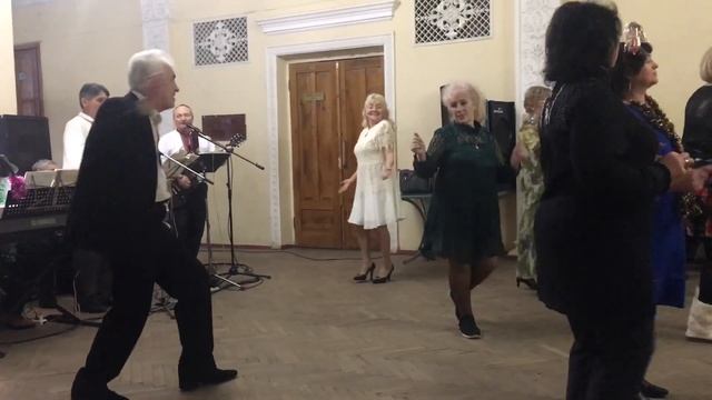 Потолок ледяной, дверь скрипучая!!!??Веселые Новогодние танцы в клубе!!!??Харьков??Январь 2021 смотреть онлайн