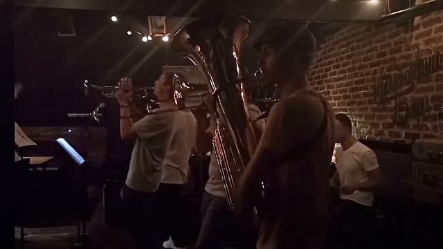 Big Bro Brass Band - Better Off Alone смотреть онлайн