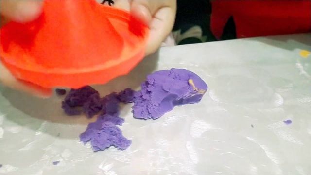 Играем с кинетическим песком, развивающие игры,живой песок смотреть онлайн