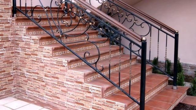 Входная лестница в дом с цокольным этажом отделка керамической плиткой ступени перила кованые смотреть онлайн