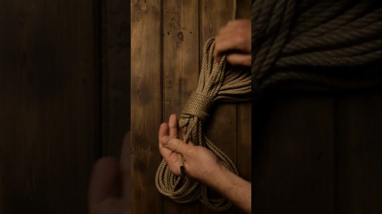 Самый простой способ быстро и красиво бухтовать веревку. #узлы #веревка #альпинизм #походы #туризм