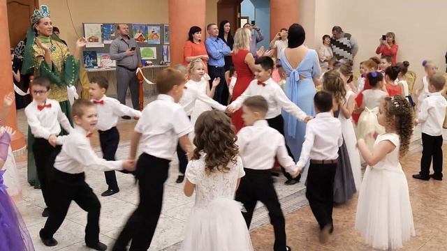 Для дошкольников ЧДОУ «Центр развития ребенка «Соликамскбумпром» прошел литературный бал смотреть онлайн