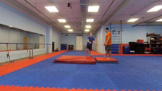 Как научиться заднее сальто с места за одну тренировку (Back Flip Tutorial) смотреть онлайн