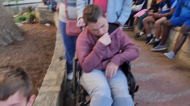 Самое популярное место Сан Антонио набережная River Walk. В очереди на кораблик. смотреть онлайн