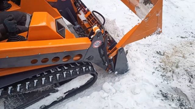 Первый выезд мини-погрузчика!!! УРА смотреть онлайн