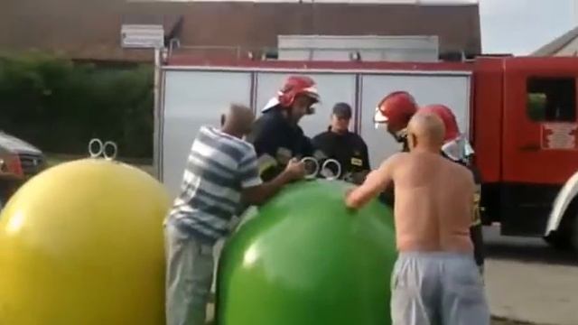 Mężczyzna z głową w śmietniku смотреть онлайн