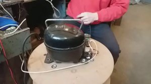Компрессор от холодильника , куда годится.