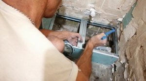 Канал. трубы за унитазом. Устройство короба.