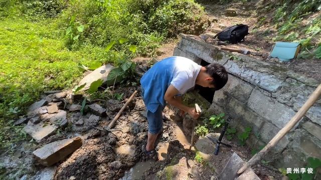 农村情侣改造老房子，遇到了难题，决定自己花三千块钱修水井，供全村人使用