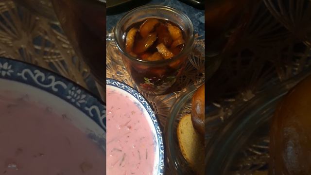 Холодник  и компот  не заменимые блюда в жару .