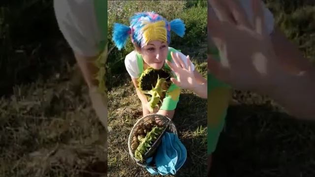 Короче говоря Малявка не хочет ходить в Школу и копать картошку смотреть онлайн