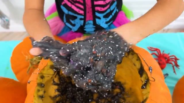 София спасает брата на Хэллоуин и ищет потерянные ключи. смотреть онлайн