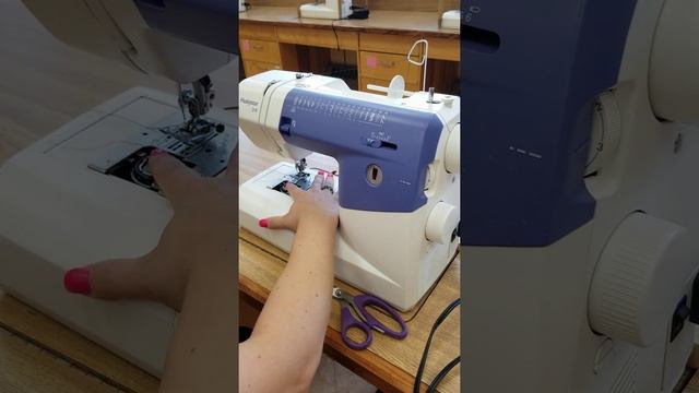 Threading a Huskystar sewing machine смотреть онлайн