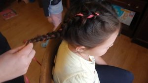 как заплести французский колосок с вплетением ленты на 1 сентября.