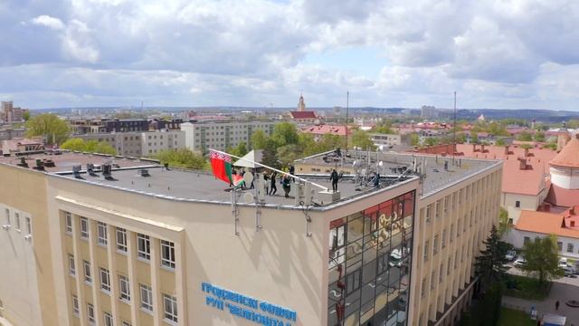 Над зданием Гродненского филиала РУП "Белпочта" подняли Государственный флаг Республики Беларусь смотреть онлайн