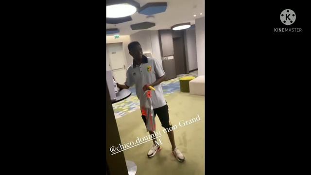 Moussa Djenepo se moque de Moussa Doumbia en lui disant grand M. Le Mali est un magnifique pays смотреть онлайн