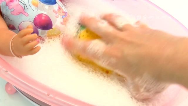 БЕБИ БОН АЛИСА НЕ ХОЧЕТ МЫТЬСЯ! Мультик Как Мама Купала Куклу в Ванне 108маматв смотреть онлайн