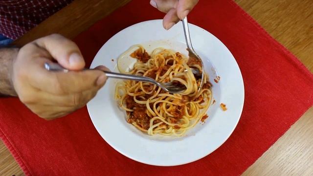 Как итальянцы кушают спагетти ложкой и вилкой? смотреть онлайн