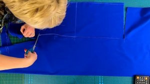 Нарядное платье без выкройки за пол часа. Платье со спущенным рукавом и кружевом по горловине.mp4