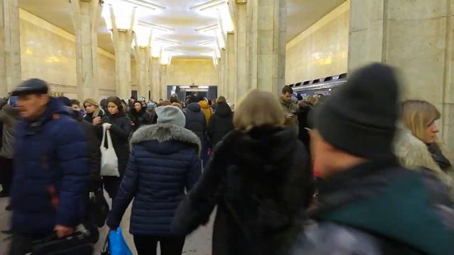 Вечерний час-пик на станции метро Октябрьская минского метрополитена смотреть онлайн