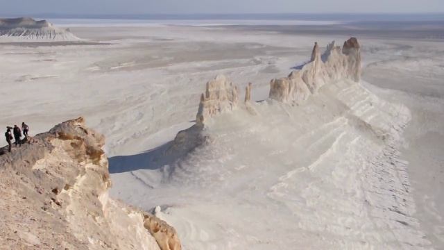 Вид на массив Ушкир тау. Урочище Босжира . Полуостров Мангышлак. Мангистауская область. смотреть онлайн