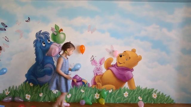 Подружки Майя и Катя играют с надувными шариками. Винии пух. Playing with balloons. Vinnie the pooh смотреть онлайн