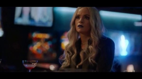 The Flash 7x07 - Killer Frost vs Bar Thugs