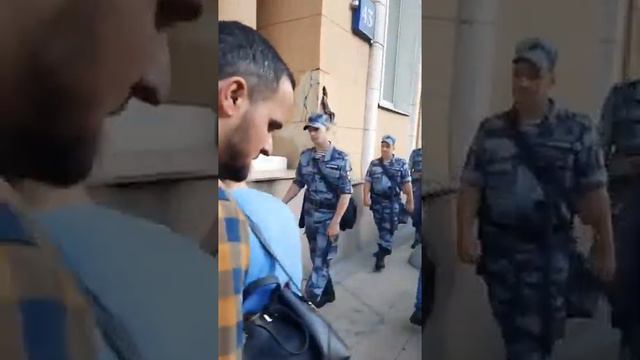 метро проспект Мира 30 000 человек 09 08 2022 С ПРАЗДНИКОМ ДОРОГИЙ БРАТИЯ таджики узбеки чеченцы 😱 смотреть онлайн