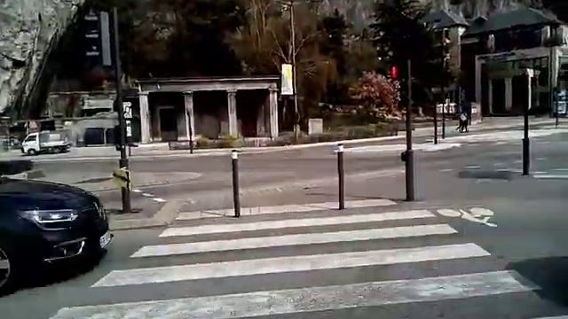 Гренобль - город на юге Франции со всех сторон окружён горами смотреть онлайн