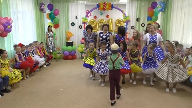 Выпускной, стильный танец с мамами смотреть онлайн