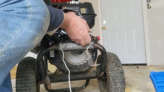 Replacing a recoil starter rope on a Honda GX 390 смотреть онлайн