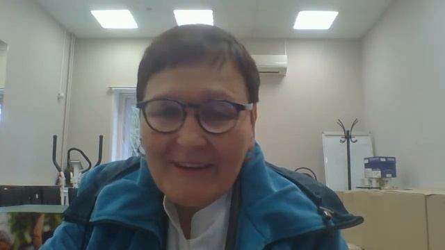 обладателтьница вьющихся волос