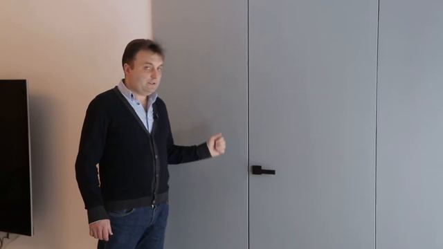 Межкомнатный двери скрытого монтажа + стеновые панели. Современный интерьер дома смотреть онлайн