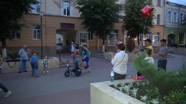 Девочка танцует на улице под 7/40 от скрипача Володи 2 июля 2020 г. смотреть онлайн
