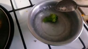 Как правильно разморозить брокколи, чтобы есть её в сыром виде не варить