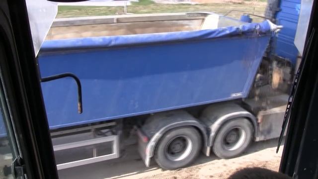 Komatsu PC210-6 Loading Volvo Trucks: Cab View смотреть онлайн