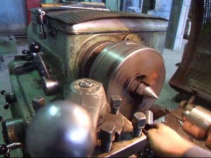 ОПАСНО.Токарный станок. Точим деталь без остановки станка.