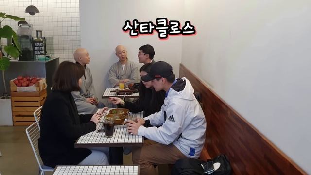 [몰카] Eng CN sub) 비구니랑 목사님이 썸탄다? 부랄친구 스님 목사님 7탄) 점점 더 약빨이 심해진다 !! 옆 테이블 미남 미녀 손님들은 무슨죄? ㅋ(feat. 바그냥 смотреть онлайн