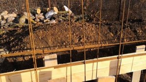 Установка опалубки вязка арматуры. Ленточный фундамент