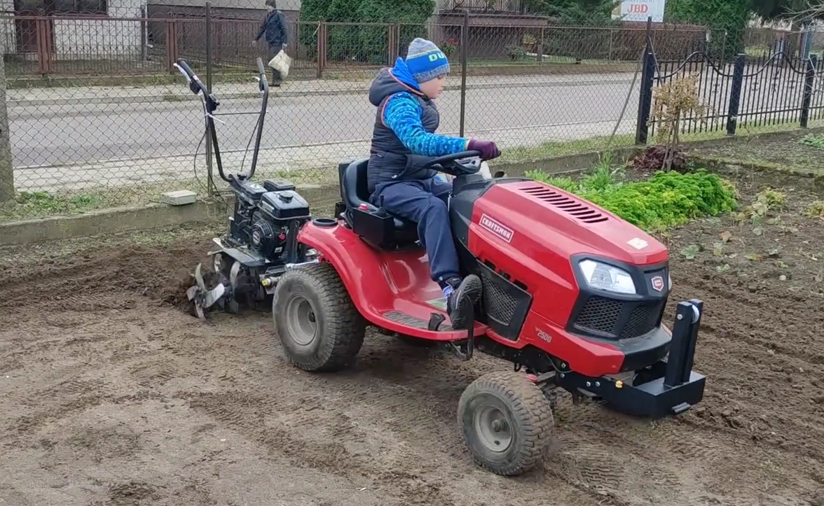 Малец показал интересную идею! Мини-трактор, совмещенный с культиватором. Рабочая вещь и незаменима! смотреть онлайн