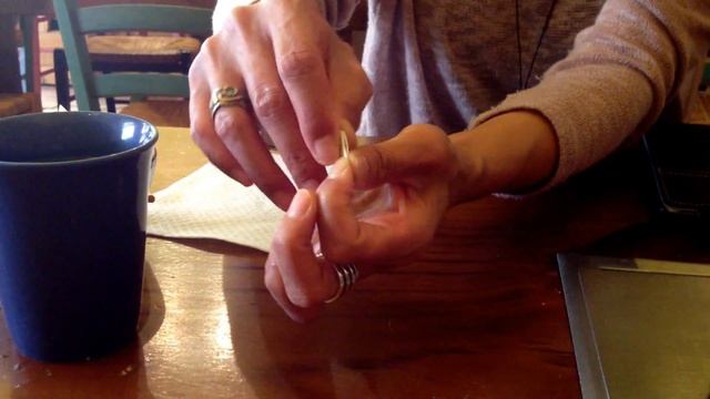 Что делать с бумажкой от палочек для суши? смотреть онлайн