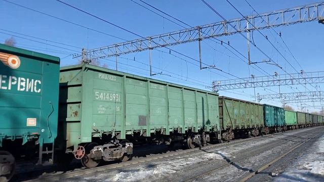 Зелёный электровоз ВЛ11М-325/319Б с перегоняемым тепловозом ТГМ6А-2121 и грузовым поездом смотреть онлайн