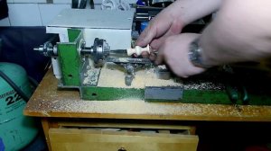 Точим на самодельном токарном по дереву