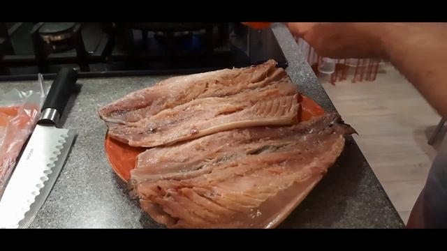 Рулетики из скумбрии в духовке. смотреть онлайн