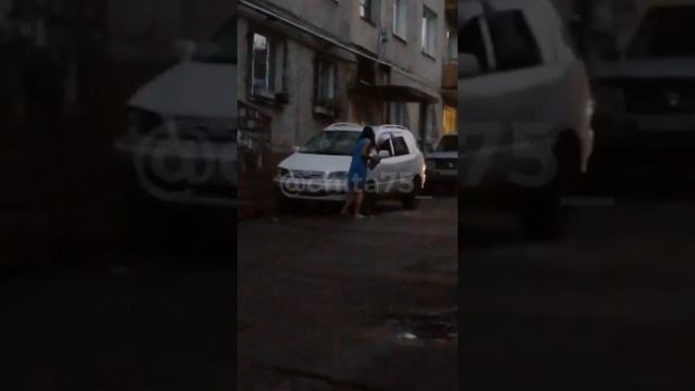 Женщина разбивает машину в Чите смотреть онлайн