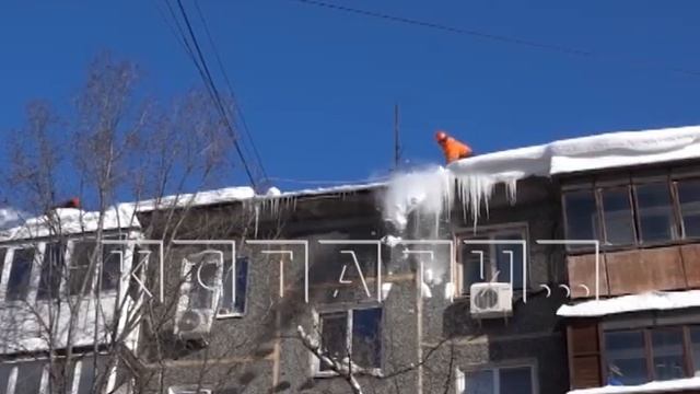 Борьба с сосульками на крышах ведется в ежедневном режиме смотреть онлайн