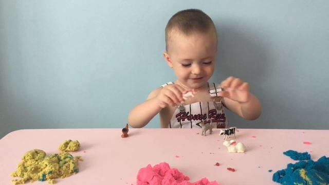 Илья играет с кинетическим песком. Изучаем животных смотреть онлайн